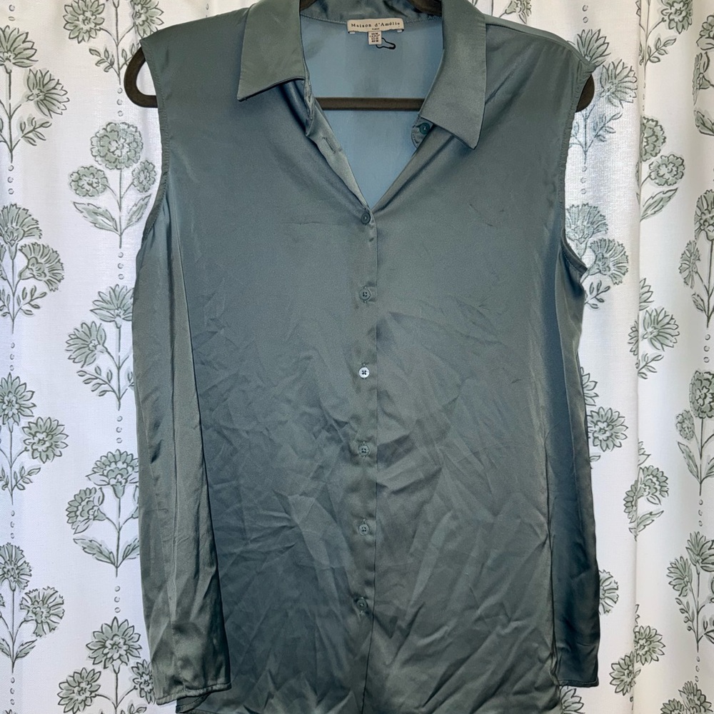 Classic Sleeveless Button-Up Blouse in Light Blue